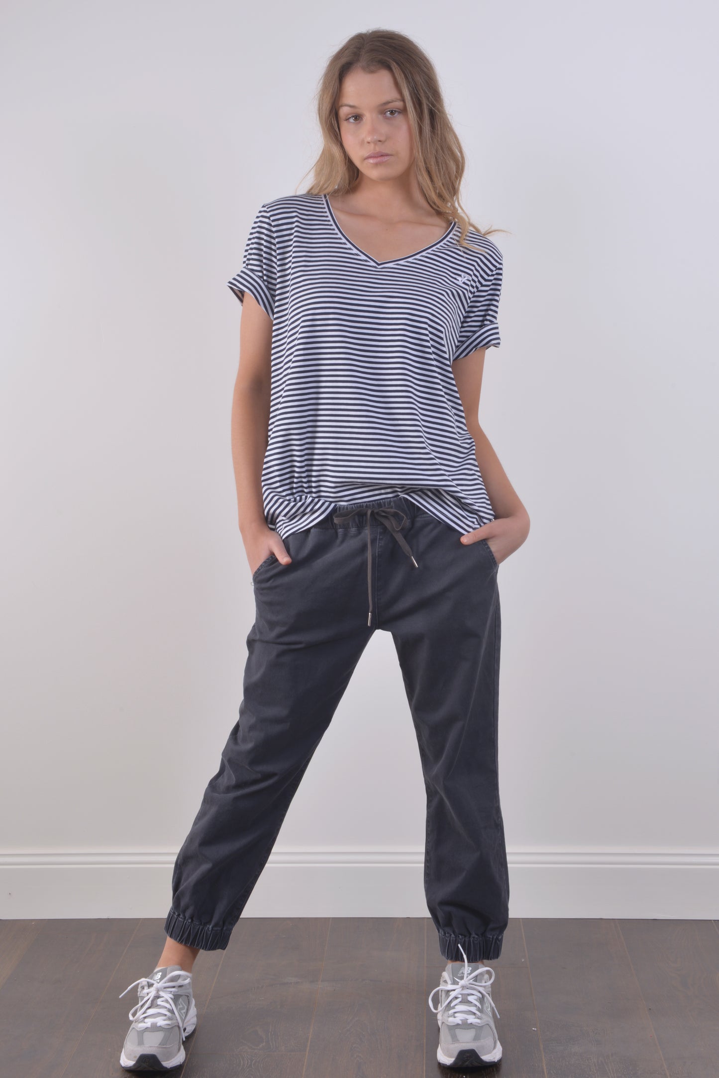 V-NECK CUFF TEE- Navy